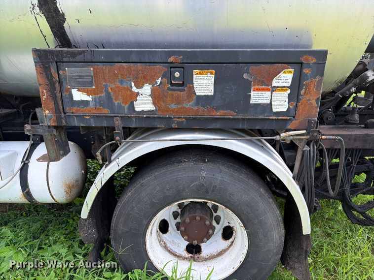 image for item EQ8036 2004 Chevrolet C7500 oil distributor truck
