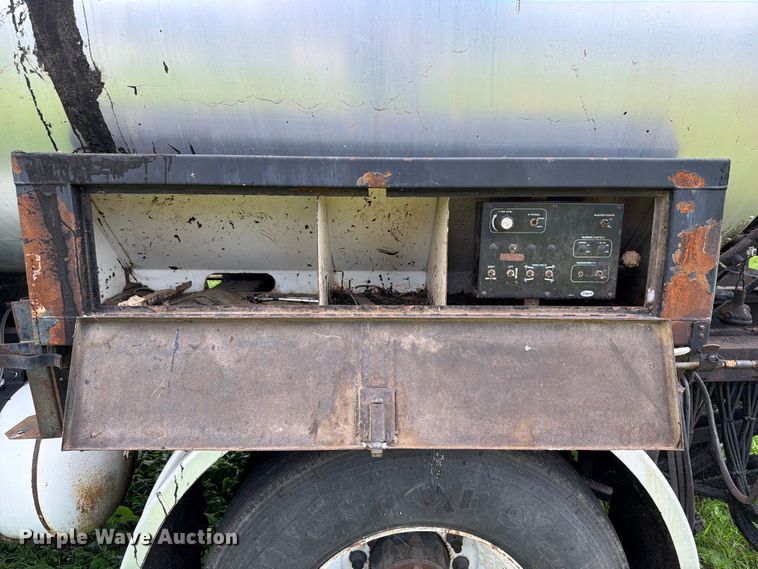 image for item EQ8036 2004 Chevrolet C7500 oil distributor truck
