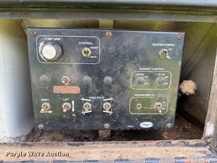 image for item EQ8036 2004 Chevrolet C7500 oil distributor truck