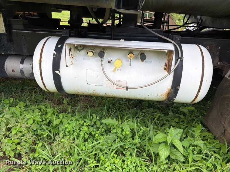 image for item EQ8036 2004 Chevrolet C7500 oil distributor truck