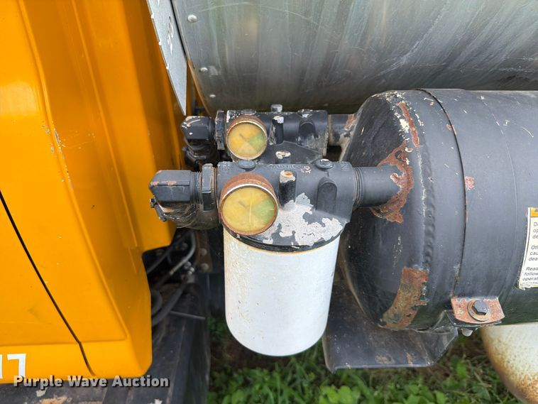 image for item EQ8036 2004 Chevrolet C7500 oil distributor truck