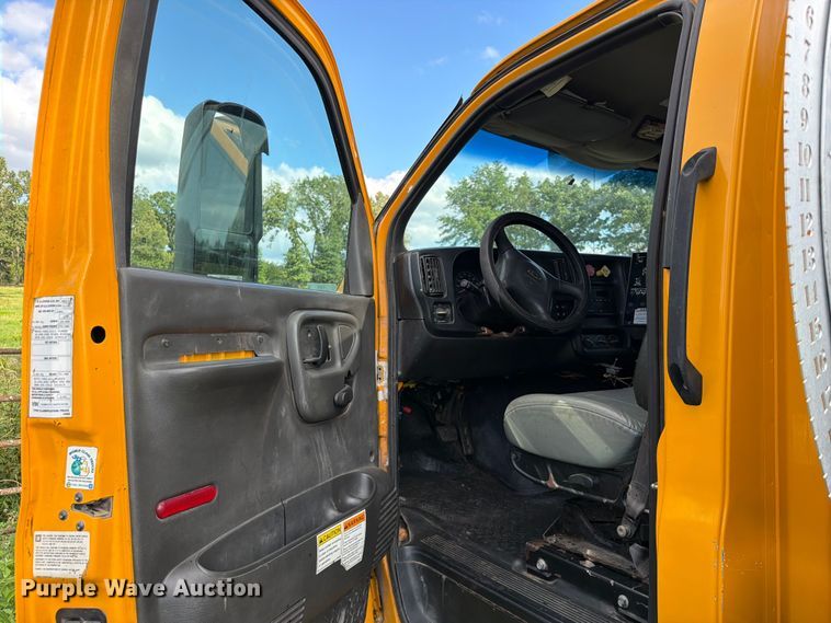 image for item EQ8036 2004 Chevrolet C7500 oil distributor truck