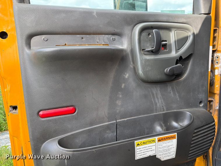 image for item EQ8036 2004 Chevrolet C7500 oil distributor truck