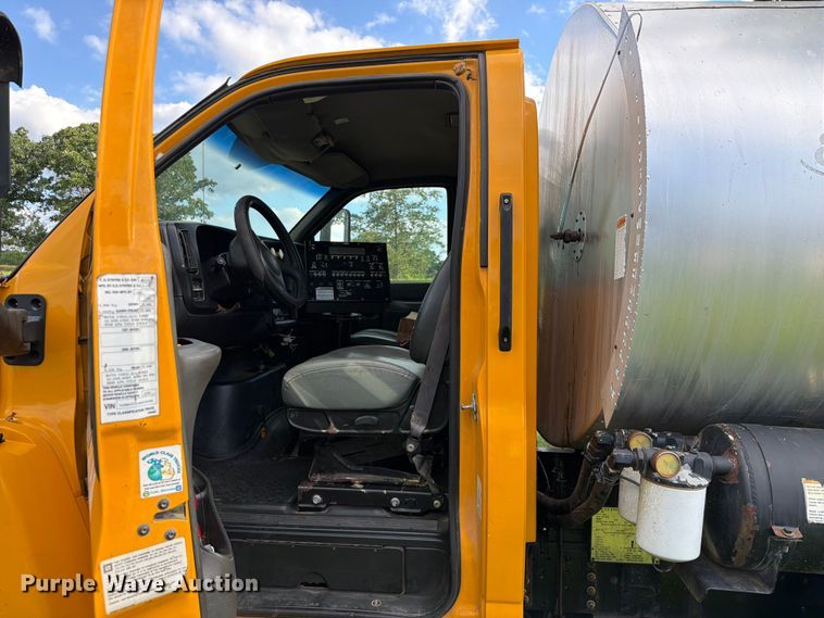 image for item EQ8036 2004 Chevrolet C7500 oil distributor truck