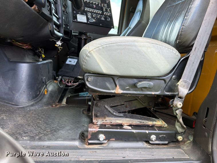 image for item EQ8036 2004 Chevrolet C7500 oil distributor truck