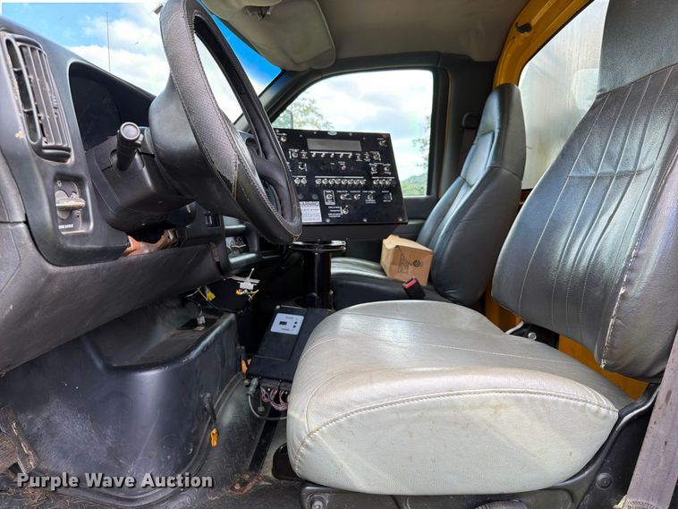 image for item EQ8036 2004 Chevrolet C7500 oil distributor truck