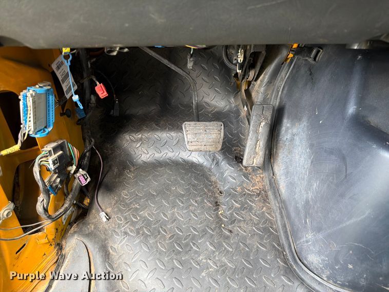 image for item EQ8036 2004 Chevrolet C7500 oil distributor truck