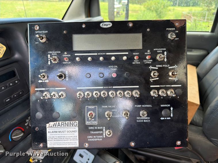 image for item EQ8036 2004 Chevrolet C7500 oil distributor truck