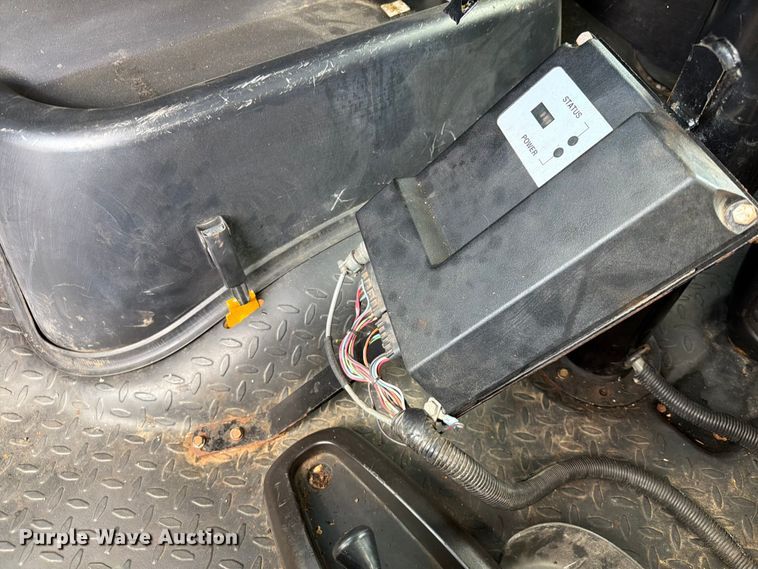 image for item EQ8036 2004 Chevrolet C7500 oil distributor truck