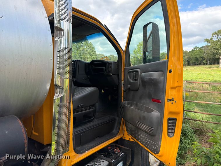 image for item EQ8036 2004 Chevrolet C7500 oil distributor truck