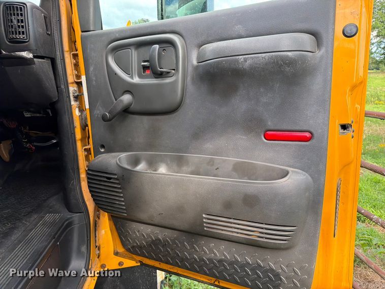 image for item EQ8036 2004 Chevrolet C7500 oil distributor truck