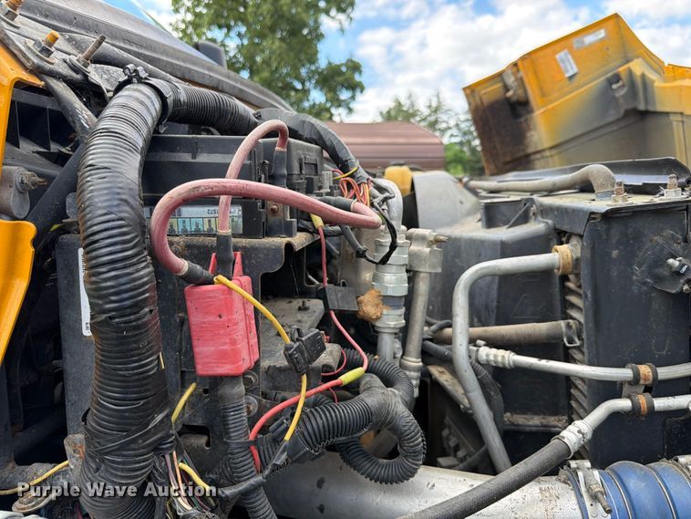 image for item EQ8036 2004 Chevrolet C7500 oil distributor truck