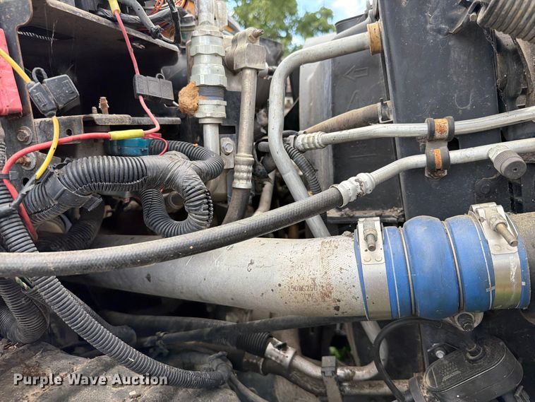 image for item EQ8036 2004 Chevrolet C7500 oil distributor truck