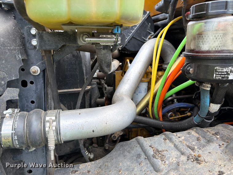 image for item EQ8036 2004 Chevrolet C7500 oil distributor truck