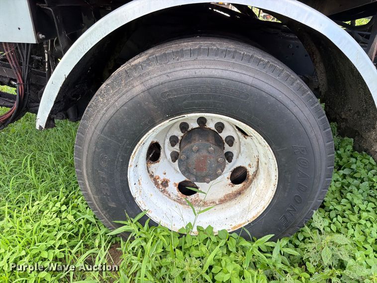 image for item EQ8036 2004 Chevrolet C7500 oil distributor truck