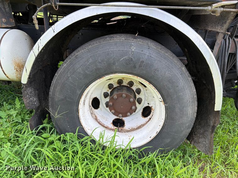 image for item EQ8036 2004 Chevrolet C7500 oil distributor truck