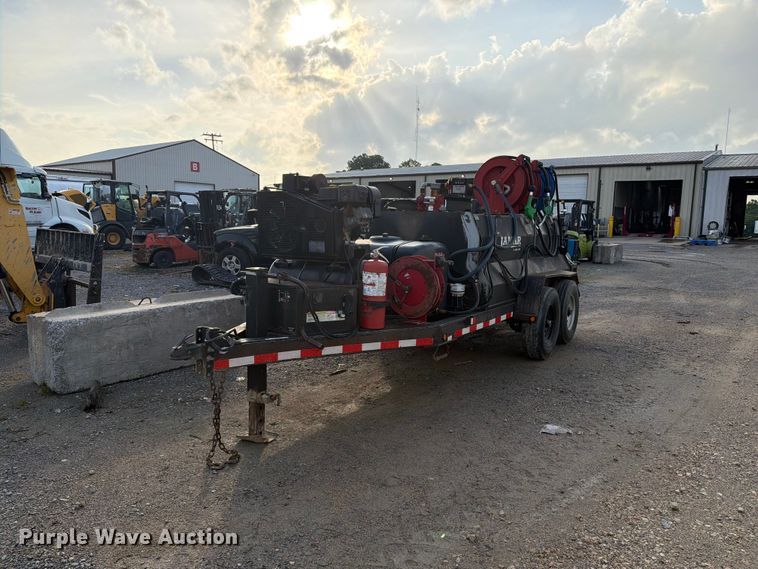 image for item ER3028 2014 Lamar fuel and lube trailer