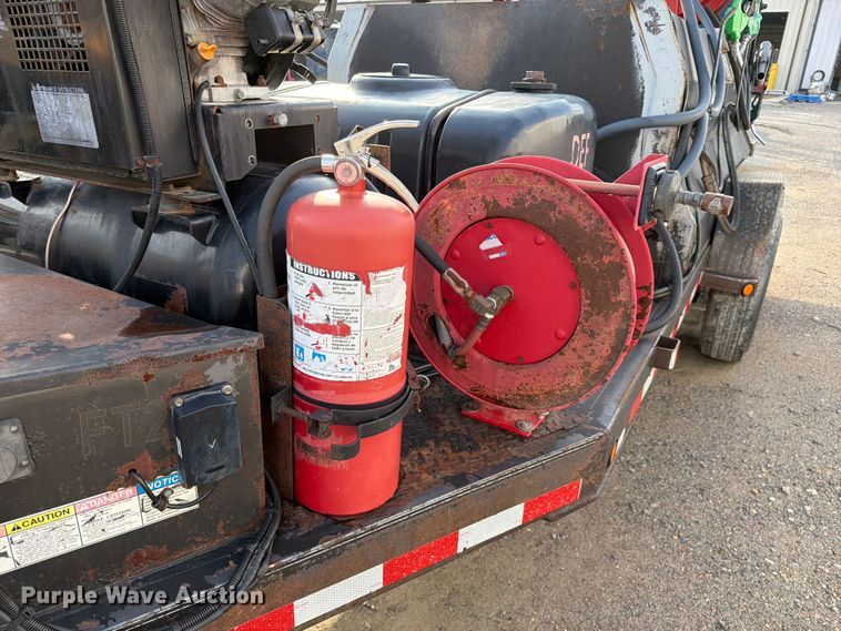 image for item ER3028 2014 Lamar fuel and lube trailer