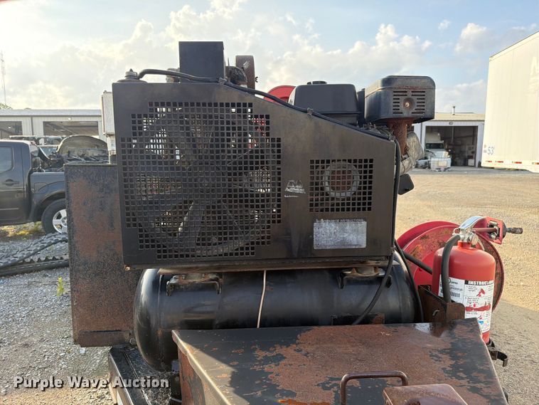 image for item ER3028 2014 Lamar fuel and lube trailer