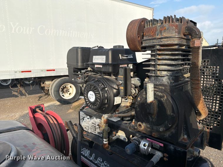 image for item ER3028 2014 Lamar fuel and lube trailer