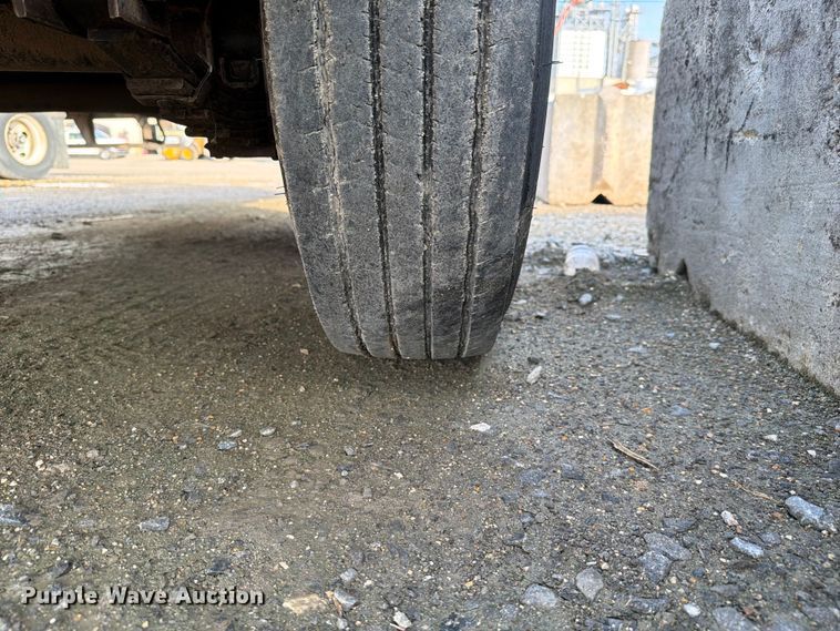 image for item ER3028 2014 Lamar fuel and lube trailer