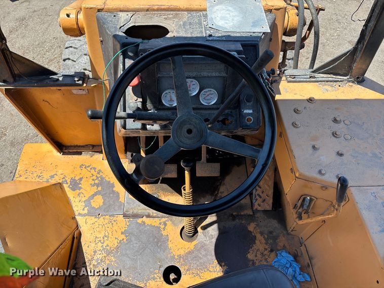 image for item ER7661 1977 Case 580C industrial tractor