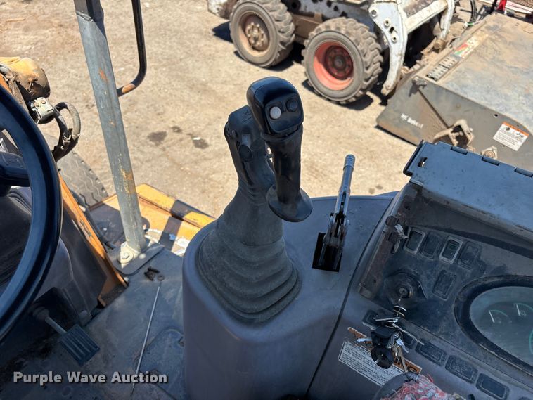 image for item ER7662 2002 Case 570 MXT industrial tractor