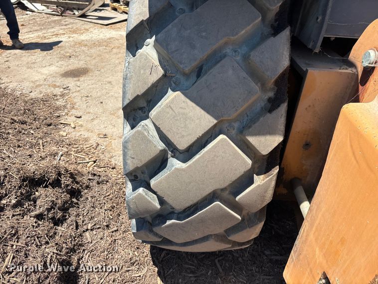 image for item ER7662 2002 Case 570 MXT industrial tractor