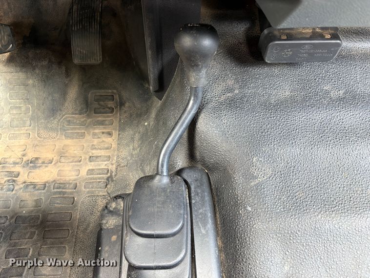 image for item ET0560 2015 Ford F450 Super Duty flatbed truck