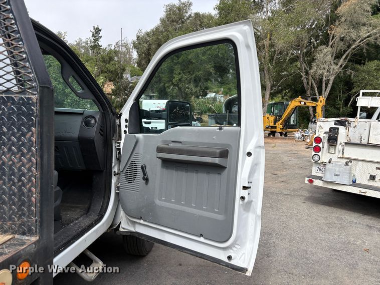 image for item ET0560 2015 Ford F450 Super Duty flatbed truck