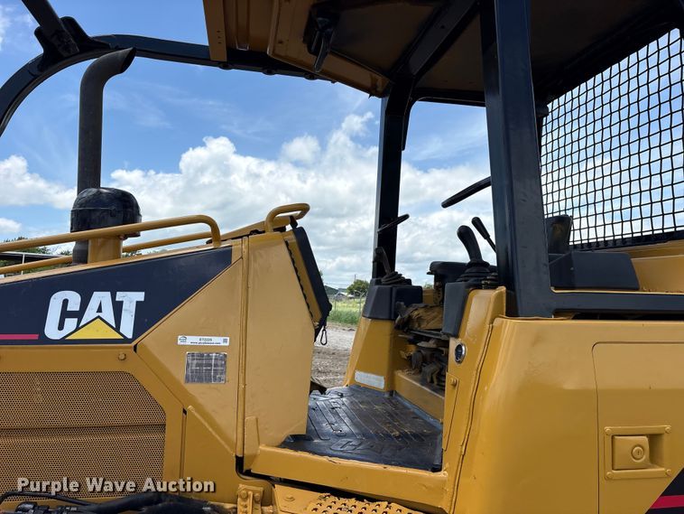 image for item ET2225 2004 Caterpillar D5G LGP dozer