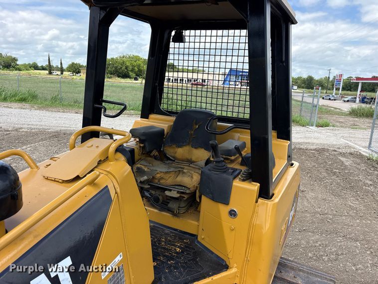 image for item ET2225 2004 Caterpillar D5G LGP dozer
