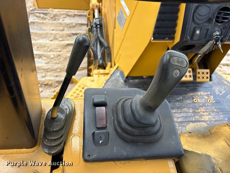 image for item ET2225 2004 Caterpillar D5G LGP dozer