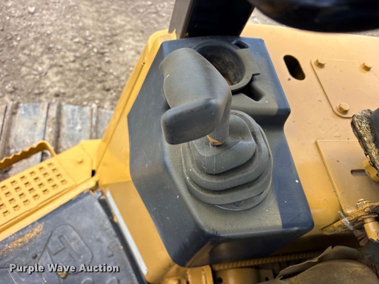 image for item ET2225 2004 Caterpillar D5G LGP dozer