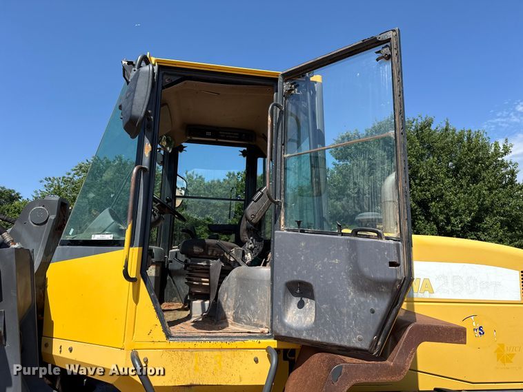 image for item ET6317 2005 Komatsu WA250PT-5L wheel loader