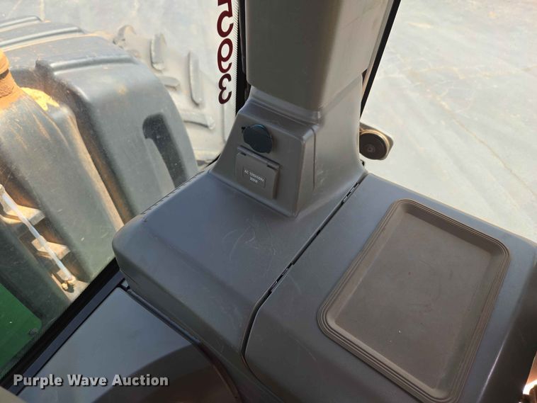 image for item EW0303 2022 John Deere 9R 640 Scraper Special 4WD tractor