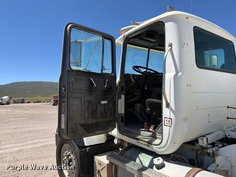 image for item EW2112 1998 Mack RD688S ready mix truck