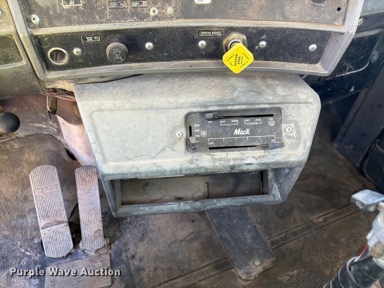 image for item EW2112 1998 Mack RD688S ready mix truck