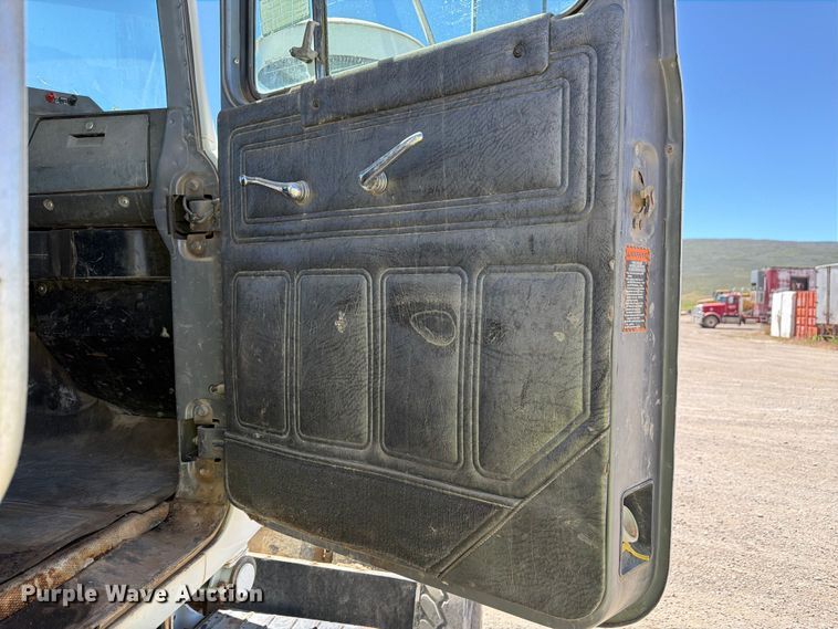 image for item EW2112 1998 Mack RD688S ready mix truck