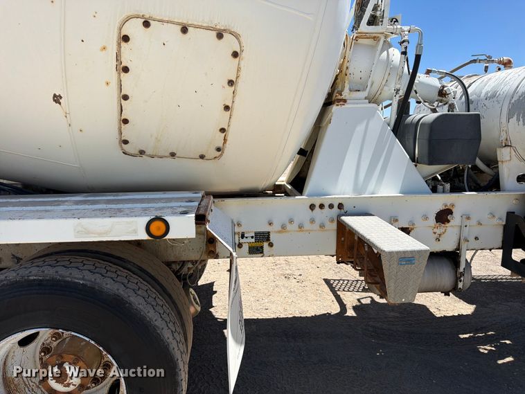 image for item EW2113 1998 Mack RD690S ready mix truck