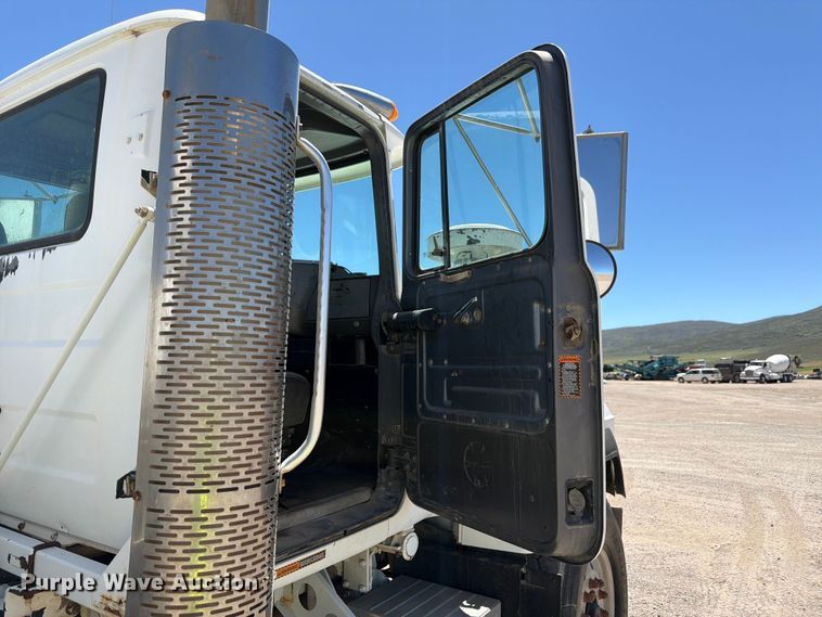 image for item EW2113 1998 Mack RD690S ready mix truck