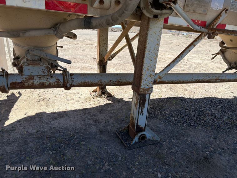 image for item EW2119 1996 Heil pneumatic dry bulk trailer