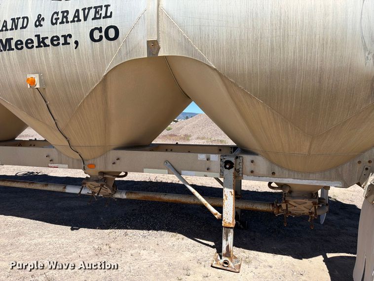 image for item EW2119 1996 Heil pneumatic dry bulk trailer
