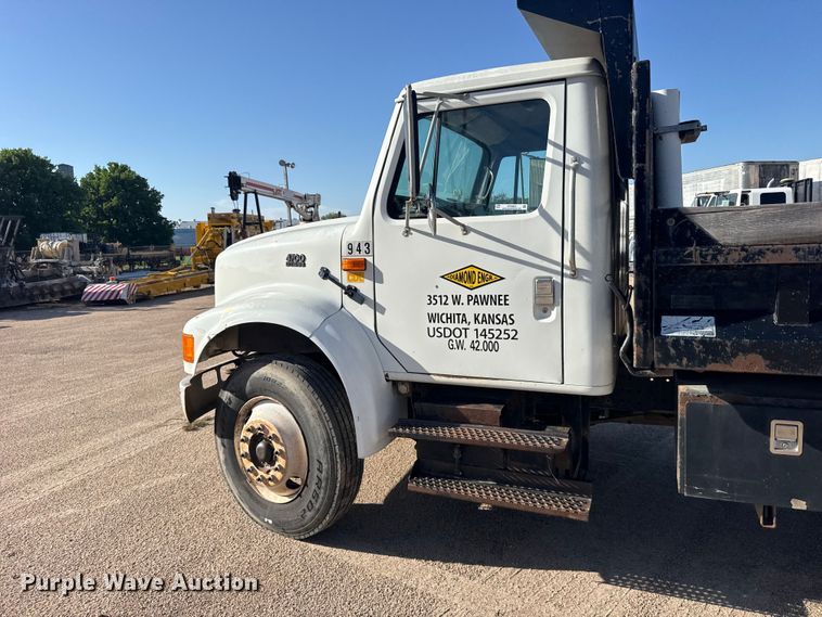 image for item EW4824 1995 International 4700 dump truck