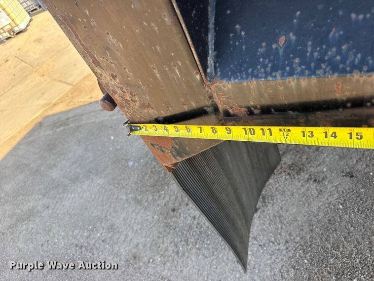 image for item EW4824 1995 International 4700 dump truck