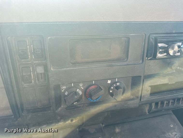 image for item EW4824 1995 International 4700 dump truck