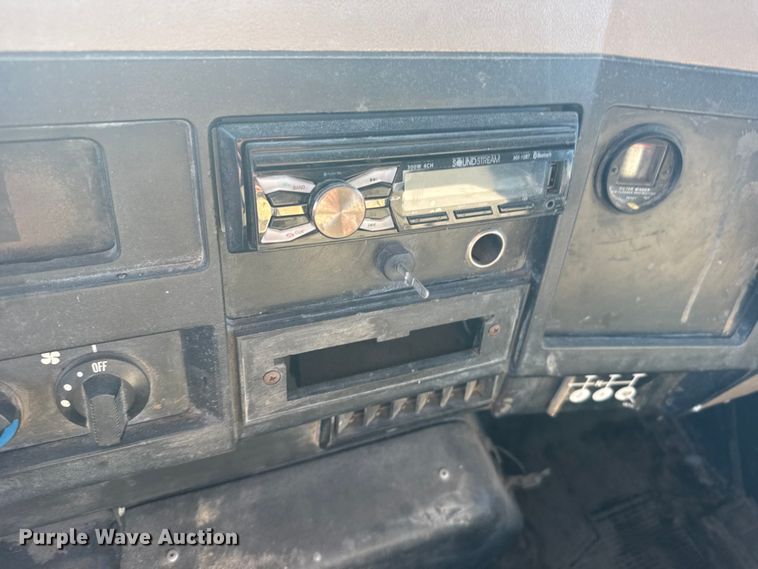 image for item EW4824 1995 International 4700 dump truck