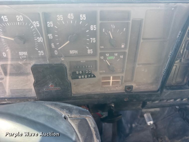 image for item EW4824 1995 International 4700 dump truck