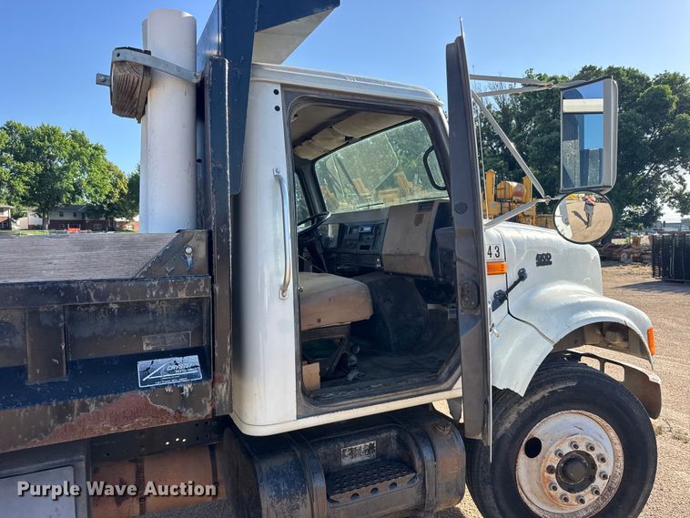 image for item EW4824 1995 International 4700 dump truck