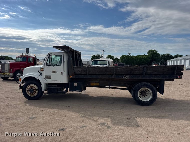 image for item EW4853 1990 International 4600 dump flatbed truck